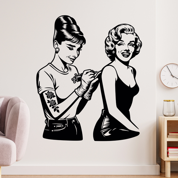 Vinilos Decorativos: Audrey Hepburn tatuando a Marilyn Monroe