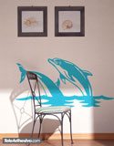 Vinilos Decorativos: Pareja de delfines saltan en el mar 2