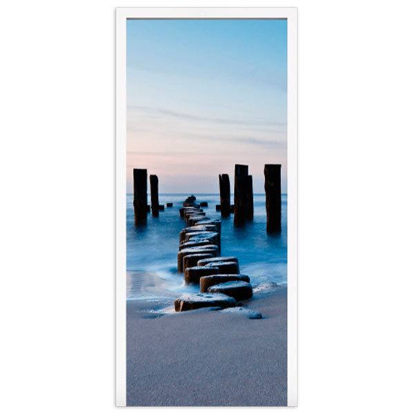 Vinilos Decorativos: Puerta puente de troncos en la playa