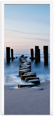 Vinilos Decorativos: Puerta puente de troncos en la playa