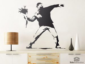 vinilos-decorativos-protesta-lanzando-flores-de-banksy