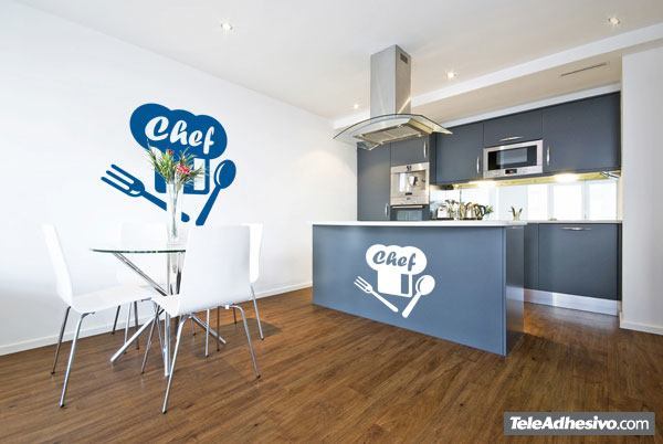 Los vinilos adhesivos son luna de las últimas tendencias en decoración de cocinas, como este con la imagen de un gorro de chef.