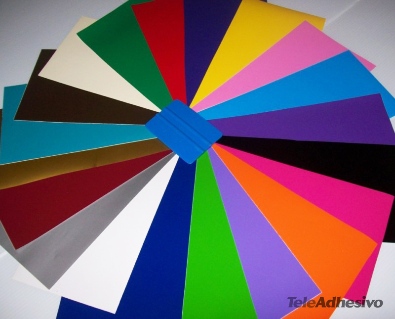 Hay mucho colores de láminas de vinilo para reciclar muebles.