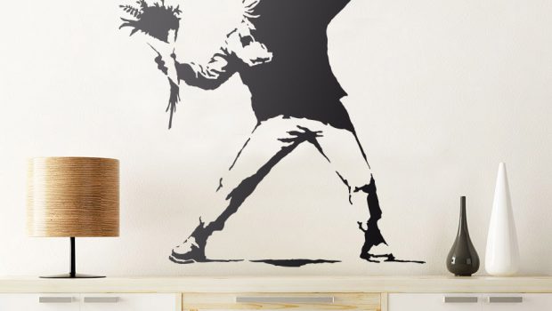 vinilos-decorativos-protesta-lanzando-flores-de-banksy
