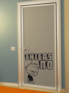 Vinilo adhesivo con mensaje de "chicas no" para decorar tu casa y las puertas de las habitaciones.