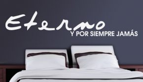 Vinilo adhesivo con una frase romántica que es un buen ejemplo de los cabeceros de cama originales que pueden tener los dormitorios.