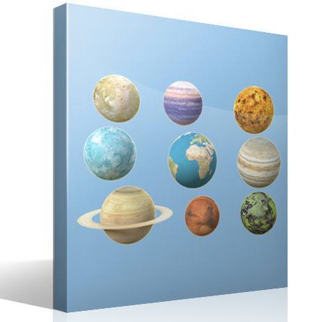Vinilo adhesivo con la imagen de los planetas del sistema solar, una de las ideas sobre como decorar una guardería.