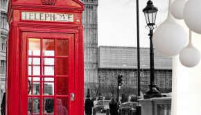 Vinilo adhesivo con la imagen de una cabina de teléfonos roja típica de Londres que es una de las ideas sobre cómo decorar un salón.
