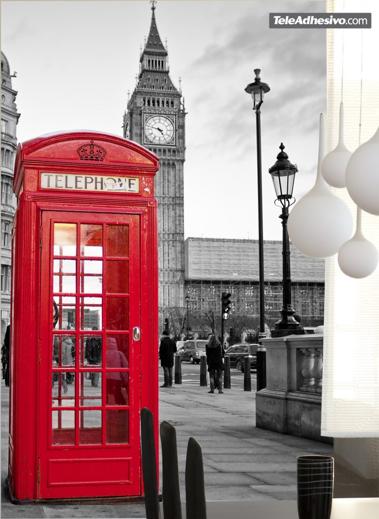 Vinilo adhesivo con la imagen de una cabina de teléfonos roja típica de Londres que es una de las ideas sobre cómo decorar un salón.