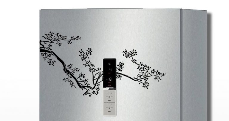 Vinilo floral para decorar una nevera