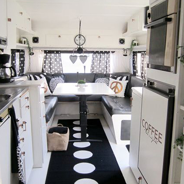 decoración interior caravana blanco y negro