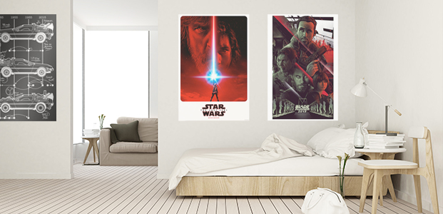 Habitación decorada con póster de películas.