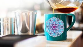 Mandala de vinilo en una taza