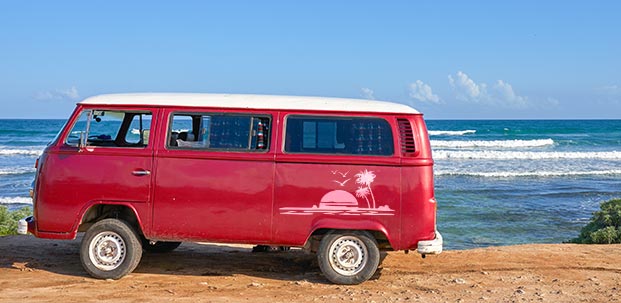 Caravana decorada con vinilos decorativos con motivos surferos