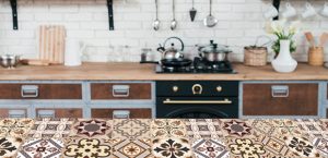 Encimera de cocina decorada con vinilos adhesivos de tipo azulejo en tono sepia