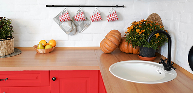 Cocina decorada con vinilos de colores estilo 90's