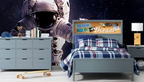 Pared decorada con un fotomural de un astronauta en el espacio