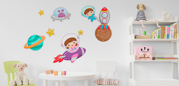 Habitación infantil decorada con un kit de vinilos de naves espaciales