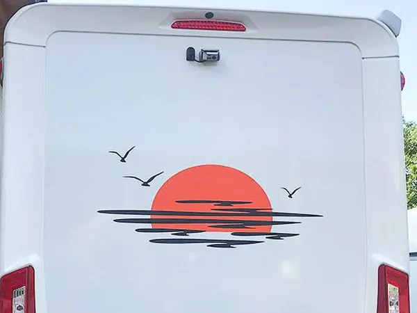 Vinilo de atardecer con gaviotas en la trasera de una autocaravana