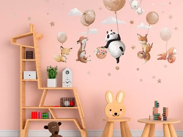 Vinilo infantil de animales con globos en una habitación rosa