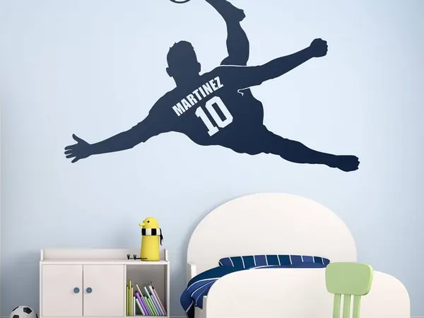 Vinilo personalizado de futbolista haciendo una chilena, con nombre y dorsal