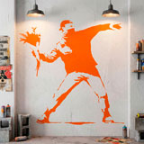 Vinilos Decorativos: Protesta lanzando flores de Banksy 6