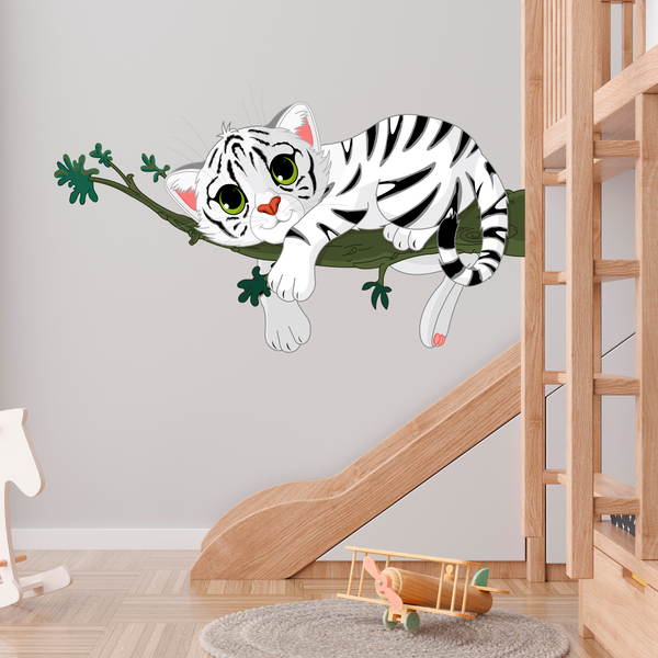 Vinilos Infantiles: Cachorro de tigre blanco sobre una rama