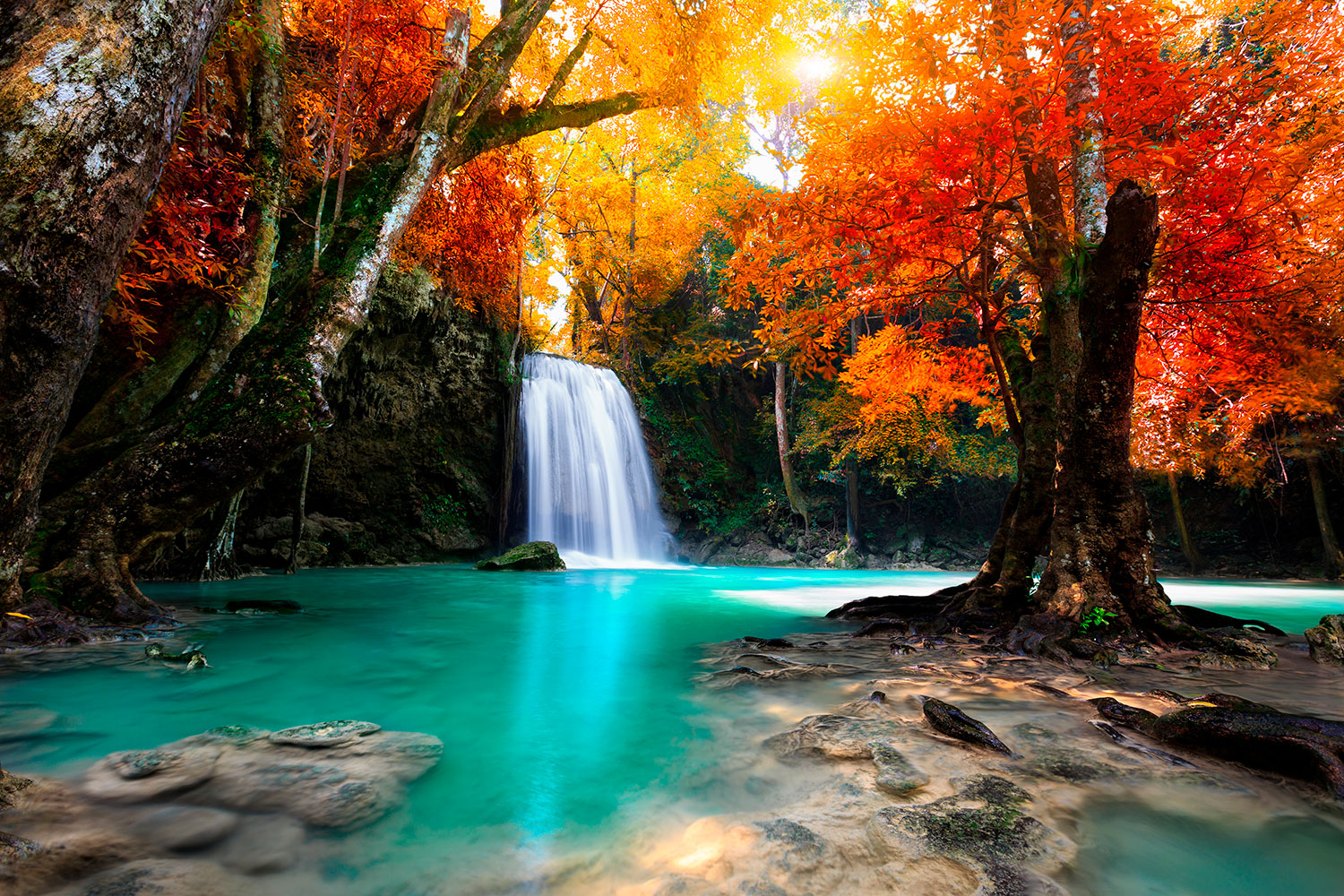Fotomurales: Cascada profunda en oto&ntilde;o