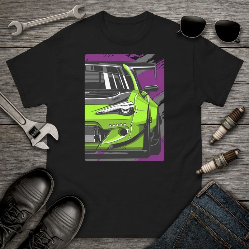 Camisetas: Coche Deportivo Verde con Detalles en Negro