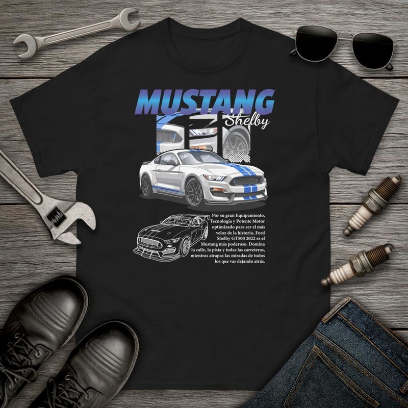 Camisetas: Ilustraci&oacute;n del Ford Shelby GT500 2022 con Texto D
