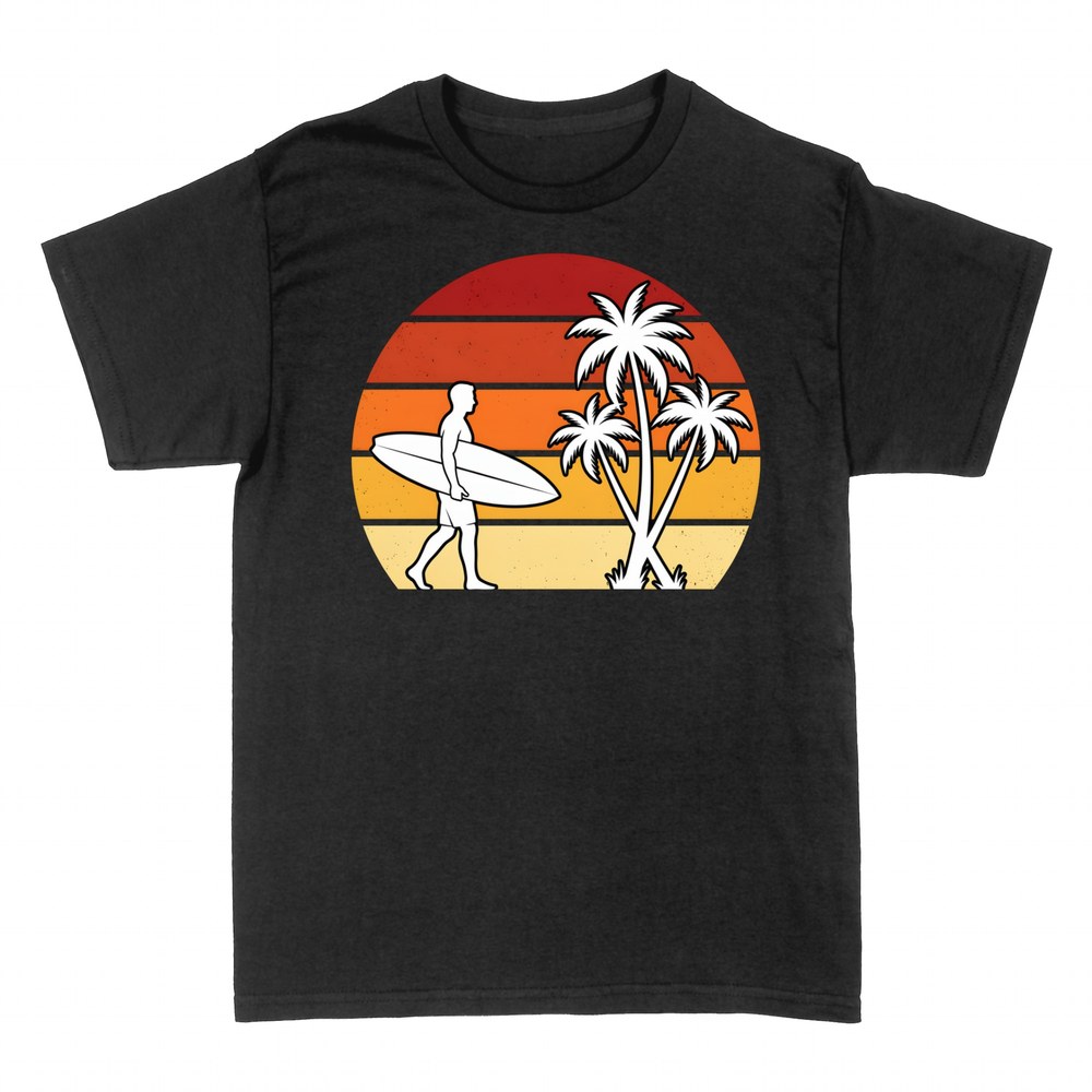 Camisetas: Surfista con tabla y palmeras al atardecer retro