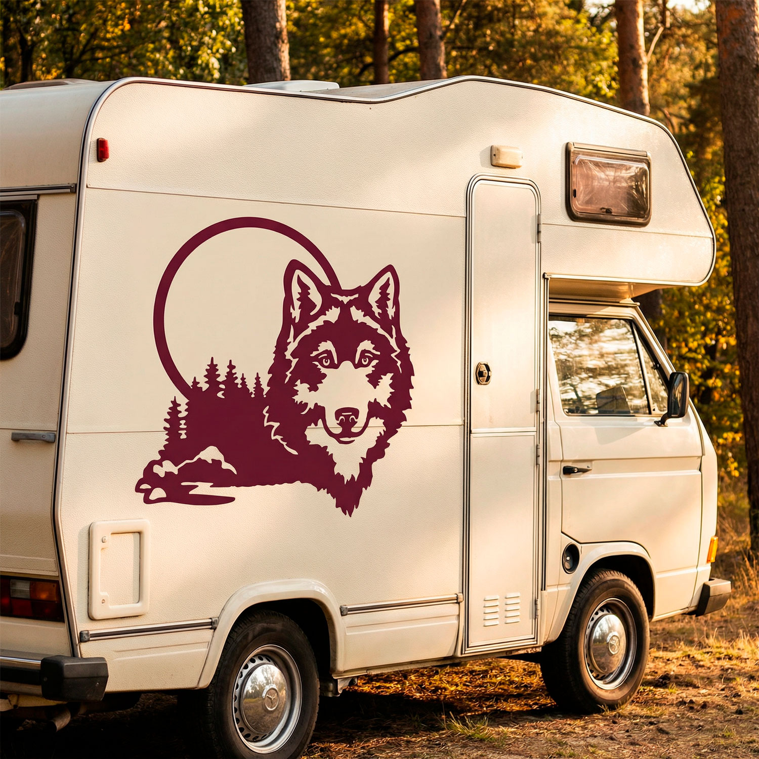 Vinilos autocaravanas: Lobo en el bosque