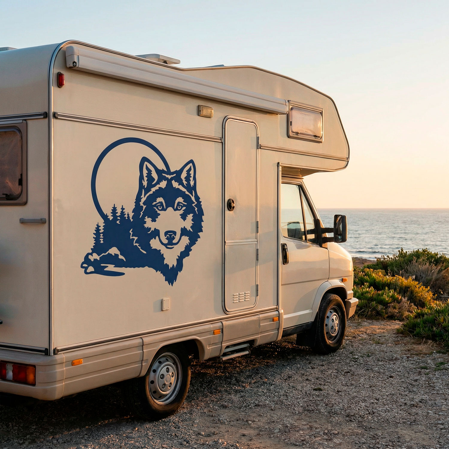 Vinilos autocaravanas: Lobo en el bosque