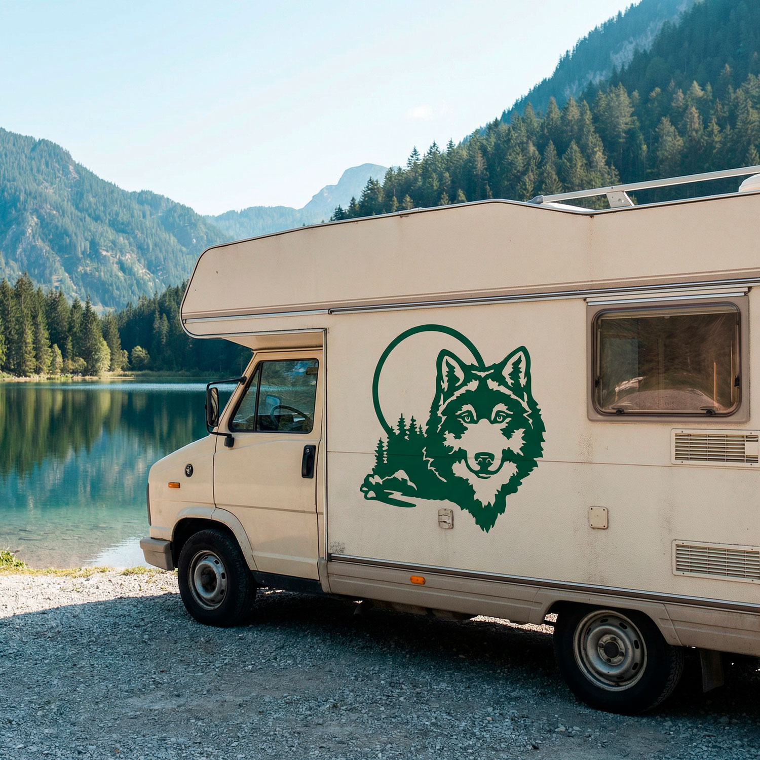 Vinilos autocaravanas: Lobo en el bosque
